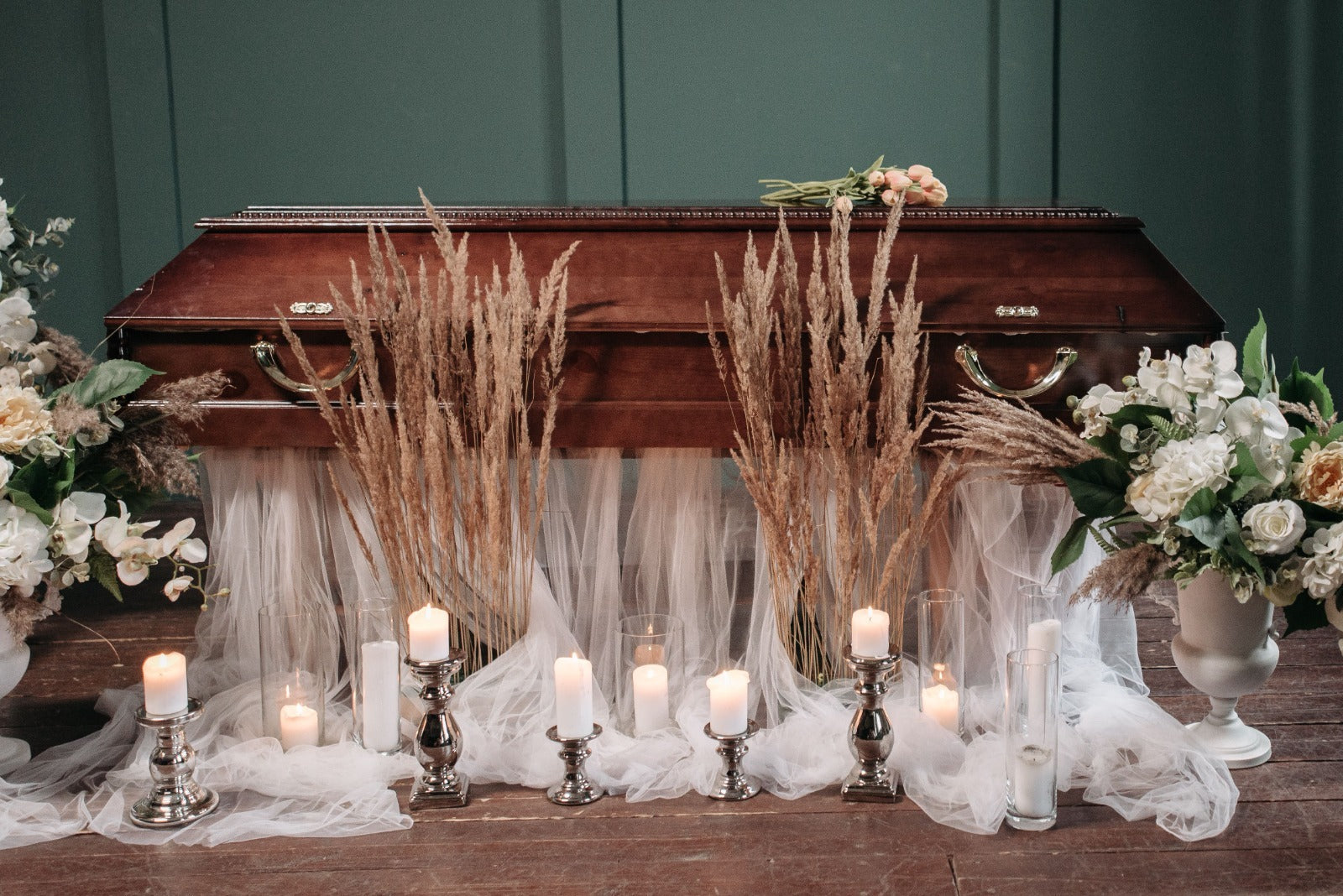 Sympathy Flowers in Dubai: Flower Etiquette, Meanings &amp; Delivery Tips