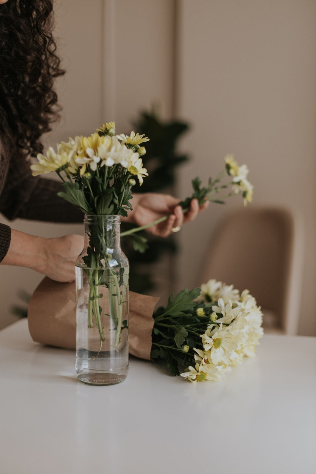 Office Flower Arrangements in Dubai: Desk, Reception &amp; Meeting Room Ideas