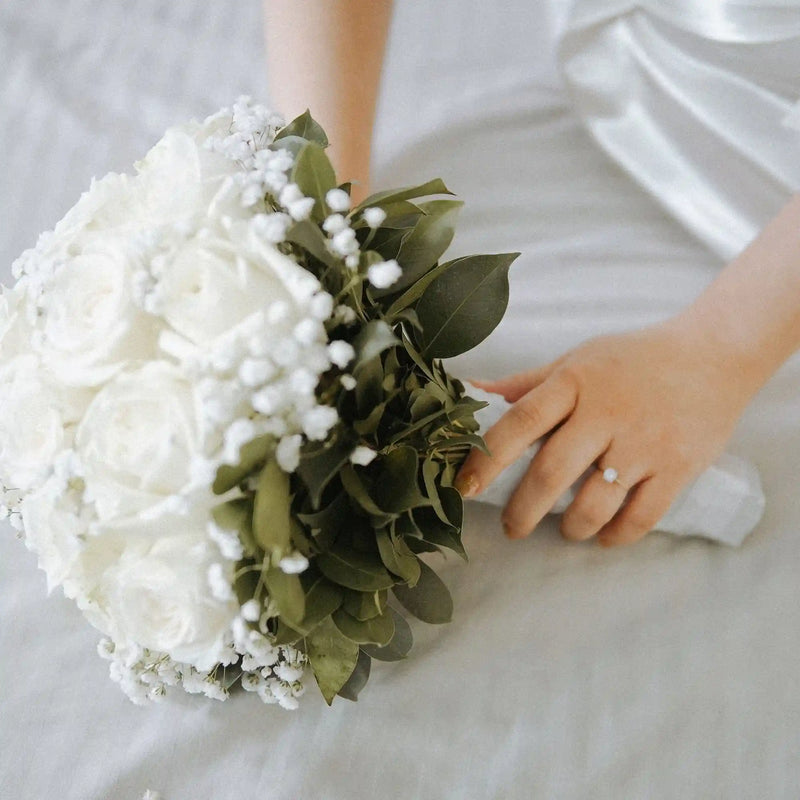 Elegant white flower bouquet idea